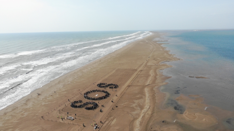 Activists spell SOS at Ebre River Delta beach on March 27, 2022 (by MOLDE via ACN)